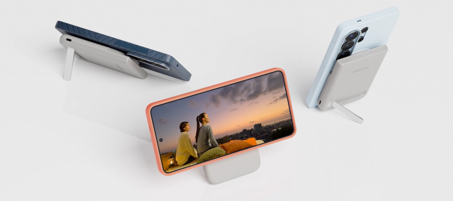 코랄 레드 색상의 실리콘 마그넷 케이스가 장착된 갤럭시 S26 울트라가 있습니다. 기기가 회전하면서 화면에 배터리 잔량이 증가하는 모습입다. 이어 실리콘 마그넷 케이스가 장착된 갤럭시 S26 울트라에 마그넷 무선 충전 배터리팩이 부착된 모습이 나타납니다. 기기는 가로 방향의 후면 모습으로 보입니다. 배터리팩의 스탠드가 펼쳐지면서 기기가 배터리 팩에 기대어집니다. 기기와 배터리팩 모두 세로 방향으로 회전합니다. 다시 기기가 가로 방향으로 회전하지만 배터리팩은 세로 방향을 유지합니다. 기기에서 동영상이 재생되고 있습니다. 화면이 축소되면서 마그넷 무선 충전 배터리팩에 부착된 갤럭시 S26 울트라 기기 두 대가 더 나타납니다. 하나는 세로 방향이고 다른 하나는 가로 방향의 모습입니다.