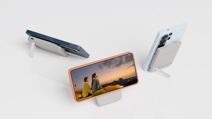 코랄 레드 색상의 실리콘 마그넷 케이스가 장착된 갤럭시 S26 울트라가 있습니다. 기기가 회전하면서 화면에 배터리 잔량이 증가하는 모습입다. 이어 실리콘 마그넷 케이스가 장착된 갤럭시 S26 울트라에 마그넷 무선 충전 배터리팩이 부착된 모습이 나타납니다. 기기는 가로 방향의 후면 모습으로 보입니다. 배터리팩의 스탠드가 펼쳐지면서 기기가 배터리 팩에 기대어집니다. 기기와 배터리팩 모두 세로 방향으로 회전합니다. 다시 기기가 가로 방향으로 회전하지만 배터리팩은 세로 방향을 유지합니다. 기기에서 동영상이 재생되고 있습니다. 화면이 축소되면서 마그넷 무선 충전 배터리팩에 부착된 갤럭시 S26 울트라 기기 두 대가 더 나타납니다. 하나는 세로 방향이고 다른 하나는 가로 방향의 모습입니다.