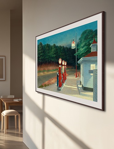 벽에 TV가 설치되어 있으며, 화면에는 명화가 보여지고 있습니다.