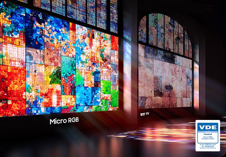 왼쪽에는 화려한 색상의 유리창이 보이며, 모든 색조와 톤이 또렷하게 보입니다. 오른쪽에도 화려한 색상의 유리창이 보이나, 모든 색조와 톤이 흐릿하게 보입니다.