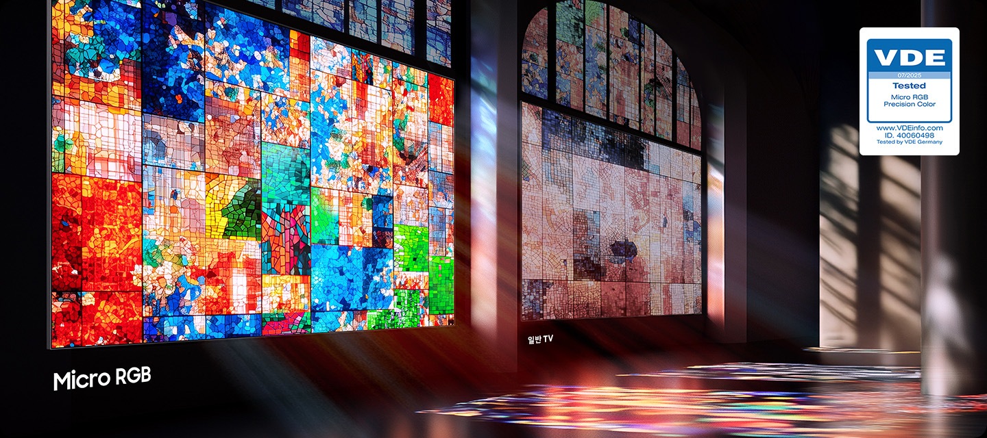 왼쪽에는 화려한 색상의 유리창이 보이며, 모든 색조와 톤이 또렷하게 보입니다. 오른쪽에도 화려한 색상의 유리창이 보이나, 모든 색조와 톤이 흐릿하게 보입니다.