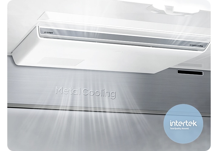 냉장고 내상 UV 청정탈취 부분이 확대되어 있고 공기가 빨려들어갔다가 탈취되어 나오는 모습을 연출한 이미지입니다. 우측 하단에 intertek 로고가 나와있습니다.