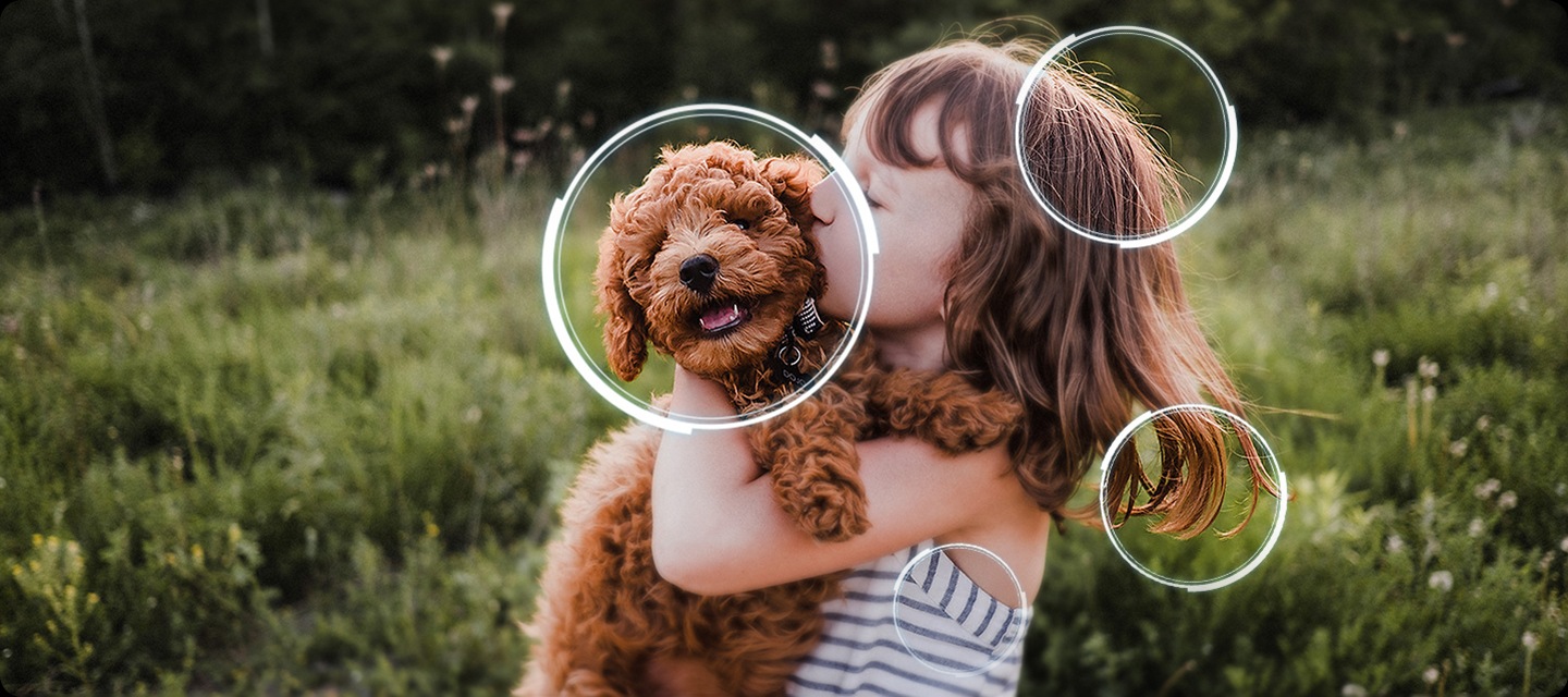 소녀가 강아지를 안고서 뽀뽀를 하고 있습니다. 강아지 얼굴과 소녀의 머리, 머리카락, 소녀의 겨드랑이 쪽에 동그라미 표시가 되어 있습니다.
