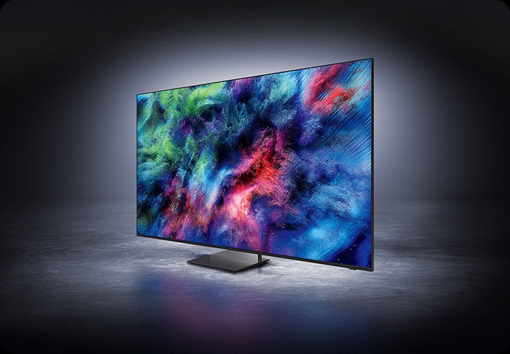 TV가 우측으로 살짝 틀어져 있으며, TV에만 빛이 들어오기 있으며, TV 주변으로는 어둡습니다.