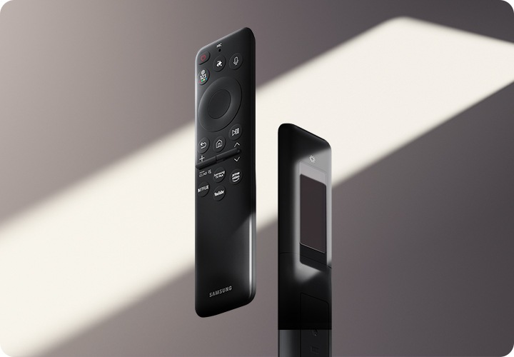 솔라셀 리모트의 정면과 후면이 교차하는 느낌으로 보여지고 있습니다.