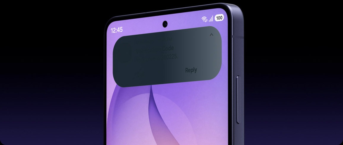 갤럭시 S26 울트라 화면을 클로즈업합니다. 화면 상단에 수신 알림이 표시되어 나타납니다. 기기를 살짝 옆으로 돌리면 프라이버시 디스플레이 설정이 사용자 맞춤으로 되어 있어 알림이 가려집니다.