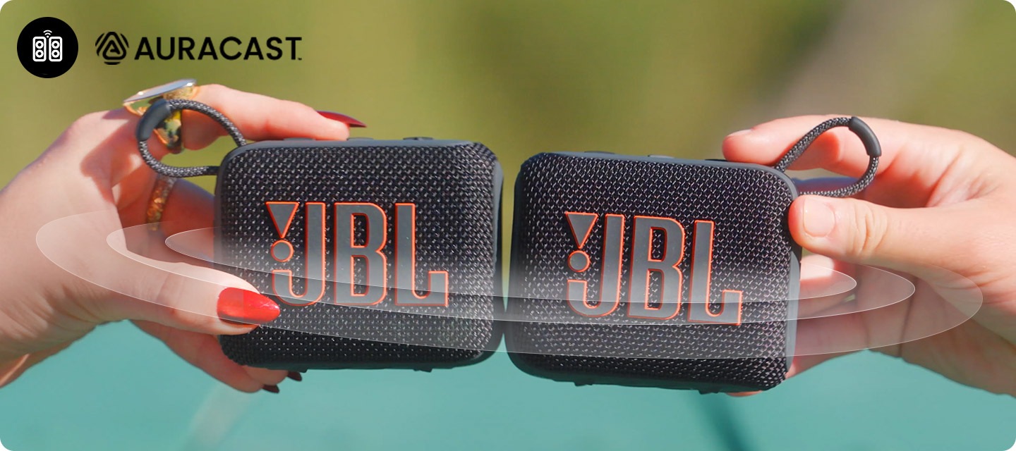 스피커 두 대가 가볍게 맞대어 있습니다. 스피커를 감싸는 듯한 음향효과가 있습니다.