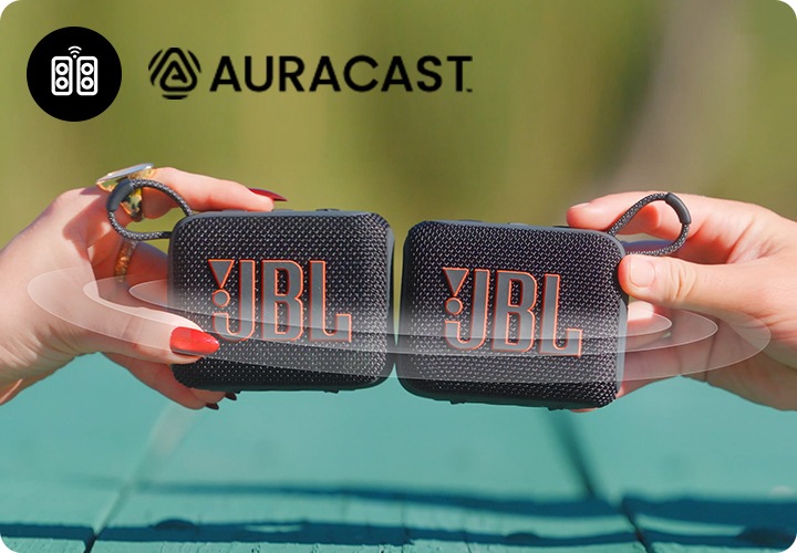 스피커 두 대가 가볍게 맞대어 있습니다. 스피커를 감싸는 듯한 음향효과가 있습니다.