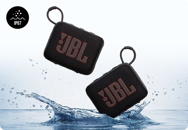 물기가 있는 표면에 스피커 두 대가 위에서 아래로 떨어지는 듯한 모습이 보입니다.