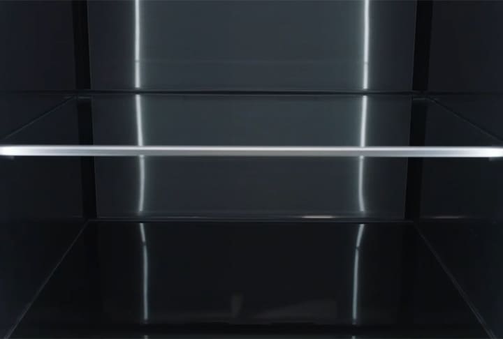 냉장고 내부 벽면 블랙 메탈쿨링 부분이 확대되어 있습니다.