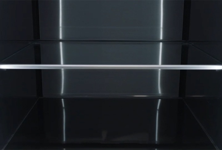 냉장고 내부 벽면 블랙 메탈쿨링 부분이 확대되어 있습니다.