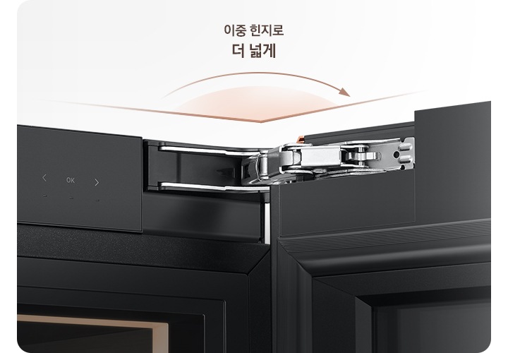 냉장고 도어가 오픈되어 있고 힌지 부분이 확대되어 있습니다. 힌지 윗쪽에 각도를 표시한 일러스트와 '이중 힌지로 더 넓게' 문구가 나와있습니다.