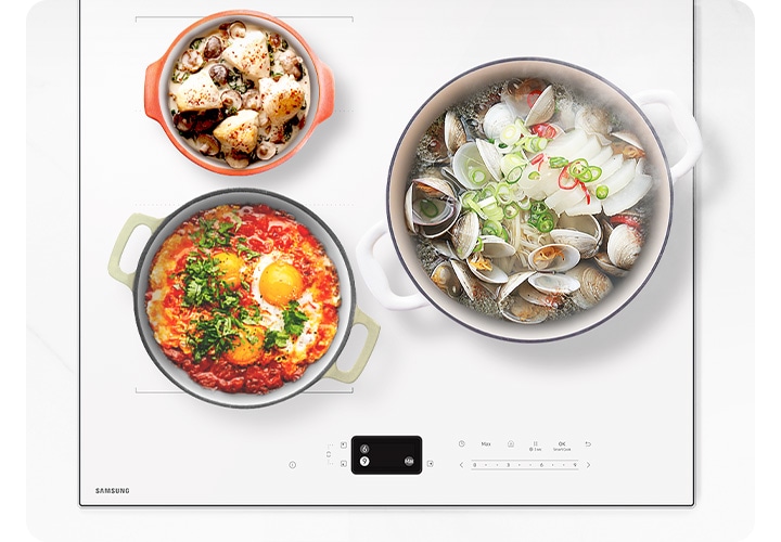 화이트 색상의 대리석과 설치되어 있는 인덕션을 확대한 이미지를 배경으로 인덕션에 3개의 화구 위에는 크기가 다른 냄비 3개가 각각 조리 중인 모습이 있습니다. 인덕션 오른쪽 부분에는 그릇에 담긴 나무 국자가 있습니다.