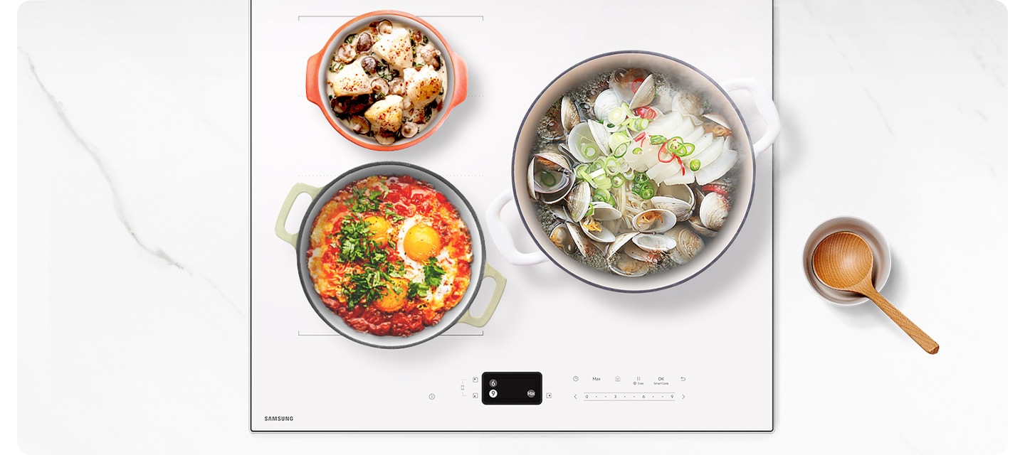 화이트 색상의 대리석과 설치되어 있는 인덕션을 확대한 이미지를 배경으로 인덕션에 3개의 화구 위에는 크기가 다른 냄비 3개가 각각 조리 중인 모습이 있습니다. 인덕션 오른쪽 부분에는 그릇에 담긴 나무 국자가 있습니다.