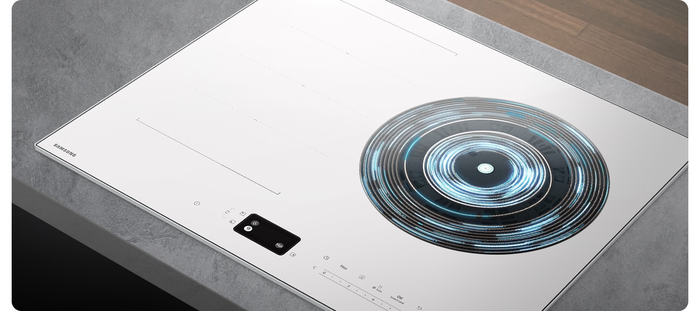 오른쪽 상단에는 진한 갈색의 마룻바닥이 있고 그 아래 회색 상판이 깔린 주방 테이블 위로 인덕션이 설치되어 있는 모습이 확대되어 있습니다. 인덕션의 오른쪽 화구의 가열 영역이 파란색 선들과 원형으로 표현되어 있습니다.