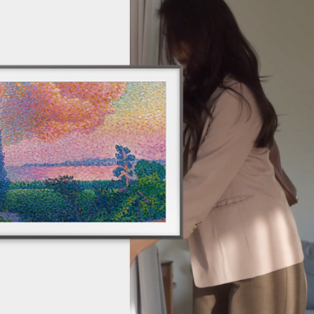 벽에 TV가 설치되어 있으며, 화면에는 명화가 보여지고 있습니다. TV 뒤에는 문을 열고 있는 여성이 있습니다.