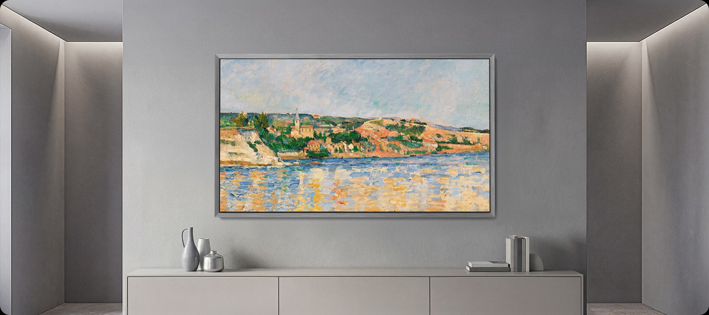 거실 벽에 TV가 설치되어 있습니다. 