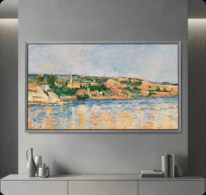 거실 벽에 TV가 설치되어 있습니다. 