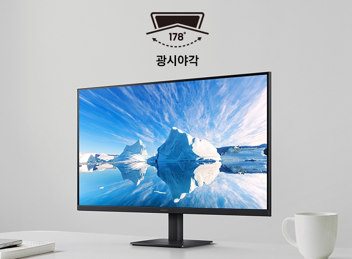 책상 위 고해상도 모니터가 오른쪽 30도 각도로 놓여있습니다. 우측 상단에 178도 아이콘과 함께 wide viewing angle이 쓰여있습니다.