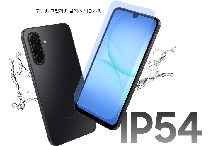 두 대의 갤럭시 버디5가 나란히 놓여 있습니다. 한 대는 후면을 나타내고 있으며 다른 한 대는 전면을 나타내고 화면 위에는 보호막이 떠 있습니다. 보호막에서부터 연결된 코닝® 고릴라® 글래스 빅터스®+ 문구가 해당 유리를 사용하였음을 알려주며 기기 옆의 물방울이 튀어있는 모습으로 방수 기능을 강조하고 있습니다. 두 기기의 우측 하단에는 IP54 문구가 표시되어 있습니다.