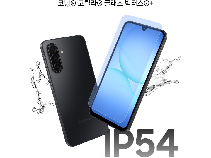 두 대의 갤럭시 버디5가 나란히 놓여 있습니다. 한 대는 후면을 나타내고 있으며 다른 한 대는 전면을 나타내고 화면 위에는 보호막이 떠 있습니다. 보호막에서부터 연결된 코닝® 고릴라® 글래스 빅터스®+ 문구가 해당 유리를 사용하였음을 알려주며 기기 옆의 물방울이 튀어있는 모습으로 방수 기능을 강조하고 있습니다. 두 기기의 우측 하단에는 IP54 문구가 표시되어 있습니다.