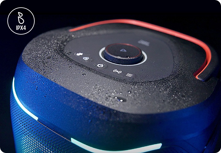 JBL PARTYBOX 130 제품 상단이 확대되어 있고 물기가 묻어있는 연출된 이미지입니다. 우측 상단에 IPX4 방수등급 아이콘이 있습니다.