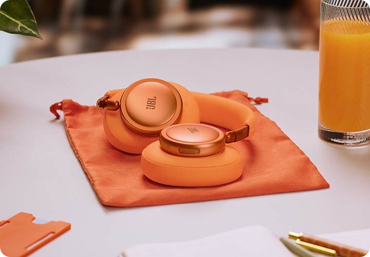 JBL LIVE 780NC 오렌지 컬러 제품의 이어컵을 회전시켜 납작하게 만든 이미지입니다.