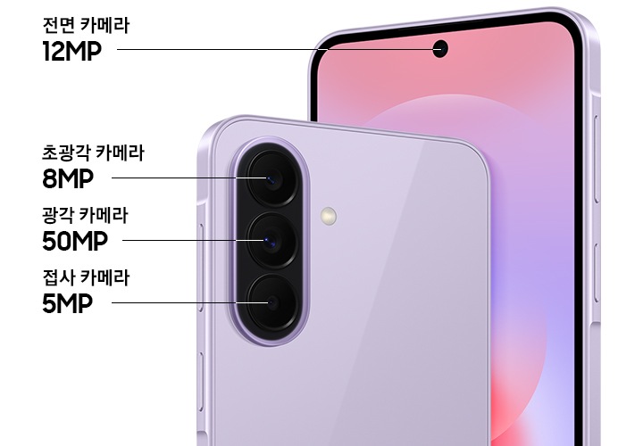 어썸 라벤더 색상의 갤럭시 A37 5G 후면에 탑재된 트리플 카메라 시스템과 전면 카메라의 클로즈업입니다. 갤럭시 A37 5G는 후면에 5000만 화소 광각 카메라, 800만 화소 초광각 카메라, 500만 화소 접사 카메라, 전면에는 1200만 화소 전면 카메라를 탑재했습니다.