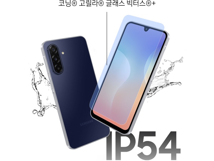 두 대의 갤럭시 와이드9가 나란히 놓여 있습니다. 한 대는 후면을 나타내고 있으며 다른 한 대는 전면을 나타내고 화면 위에는 보호막이 떠 있습니다. 보호막에서부터 연결된 코닝® 고릴라® 글래스 빅터스®+ 문구가 해당 유리를 사용하였음을 알려주며 기기 옆의 물방울이 튀어있는 모습으로 방수 기능을 강조하고 있습니다. 두 기기의 우측 하단에는 IP54 문구가 표시되어 있습니다.