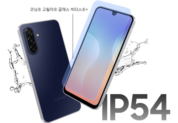 두 대의 갤럭시 와이드9가 나란히 놓여 있습니다. 한 대는 후면을 나타내고 있으며 다른 한 대는 전면을 나타내고 화면 위에는 보호막이 떠 있습니다. 보호막에서부터 연결된 코닝® 고릴라® 글래스 빅터스®+ 문구가 해당 유리를 사용하였음을 알려주며 기기 옆의 물방울이 튀어있는 모습으로 방수 기능을 강조하고 있습니다. 두 기기의 우측 하단에는 IP54 문구가 표시되어 있습니다.