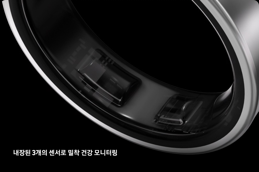 갤럭시 링 내부가 클로즈업 됩니다. 내장된 3개의 센서로 밀착 건강 모니터링.
