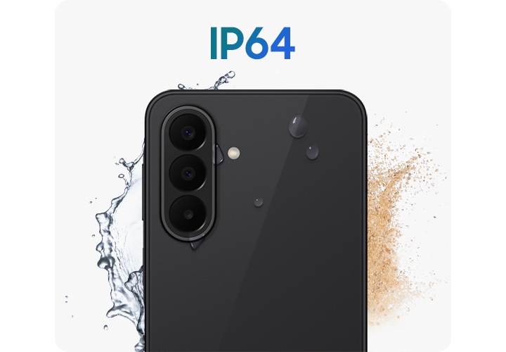 블랙 색상의 갤럭시 점프5의 후면이 나타납니다. 물보라와 먼지 이미지와 함께 'IP64'의 문구가 표시되며 보호력을 강조합니다.