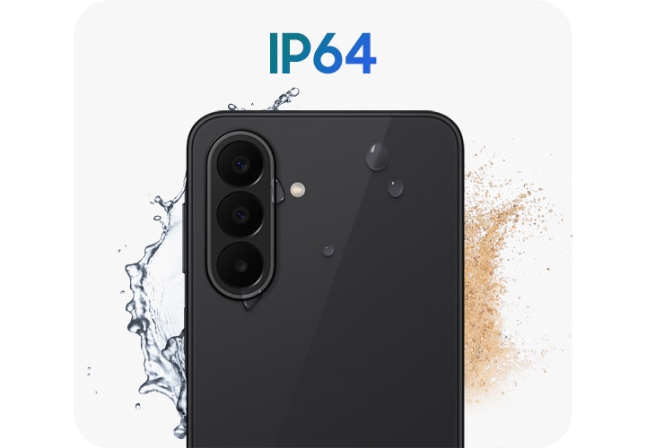 블랙 색상의 갤럭시 점프5의 후면이 나타납니다. 물보라와 먼지 이미지와 함께 'IP64'의 문구가 표시되며 보호력을 강조합니다.