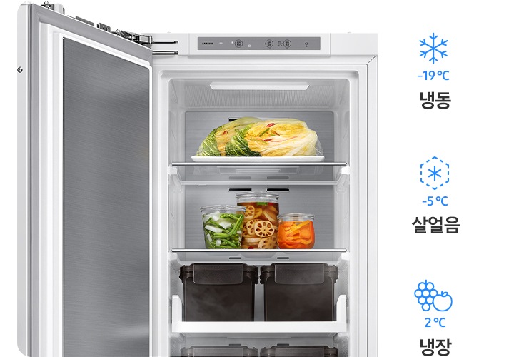 1도어 김치냉장고 도어 열린 상태에서 제품 위쪽 부분이 확대 되어 있는 이미지 입니다. 제품 내 식재료와 김치통이 있으며 제품 이미지 우측에는 온도 조절 3단계로 냉동(-19℃), 살얼음(-5℃), 냉장(2℃) 아이콘과 문구가 있습니다.