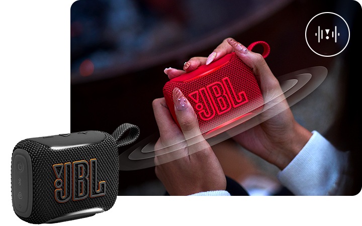 두 손으로 JBL GO5 레드 컬러를 잡고 있는 연출된 이미지로 제품 주변에 음파가 퍼지는 모습을 나타내고 있습니다. 우측 상단에는 아이콘이 있고, 좌측에는 블랙 컬러 제품 측면이 나와있습니다.