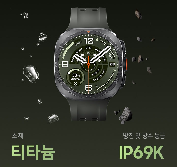 올리브 색상의 마린 밴드를 장착한 티타늄 실버 색상의 갤럭시 워치 울트라2의 측면 모습입니다. 물보라와 함께 갤럭시 워치 주변에 자갈이 흩어져 있어 물, 먼지와 같은 외부 환경에 대한 뛰어난 내구성을 갖췄음을 표현합니다.