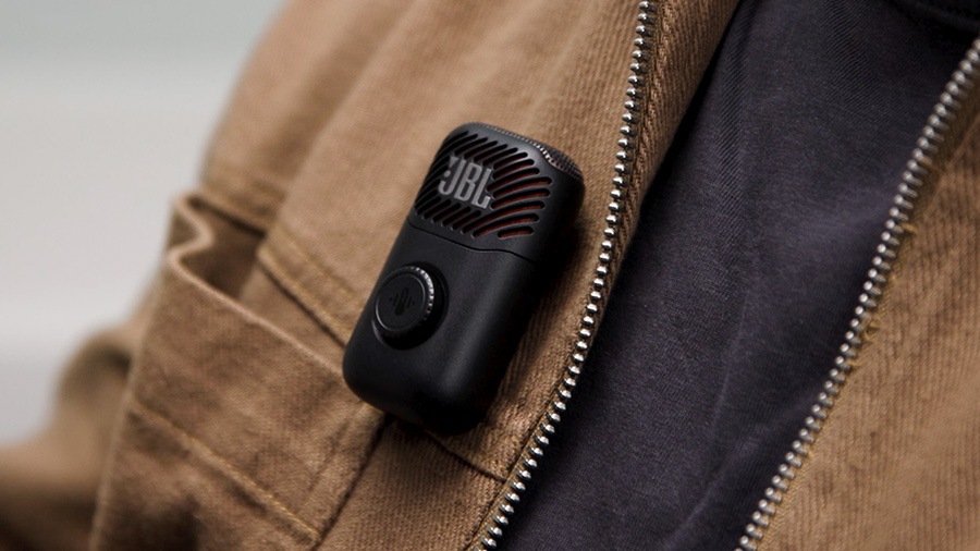 브라운 색상의 재킷에 JBL EASYSING MIC MINI 마이크가 부착되어 있습니다.