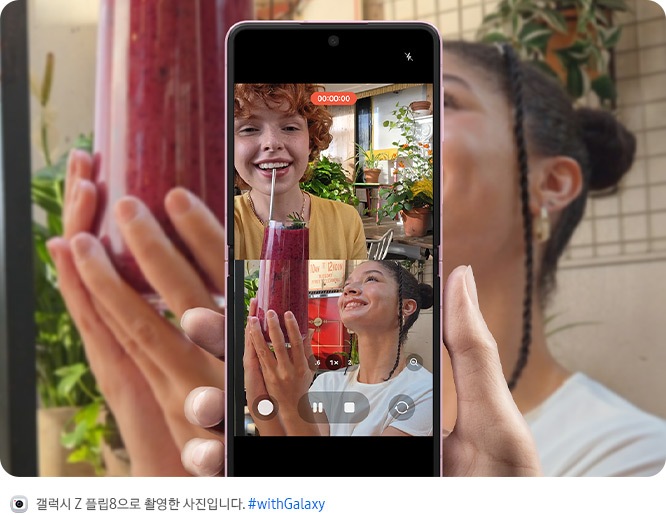 갤럭시 Z 플립8이 펼쳐져 있습니다. 메인 디스플레이에서 사용자와 피사체가 똑같은 포즈를 취하는 모습이 상하 분할 화면으로 나타나며 듀얼 레코딩 영상이 표시되어 있습니다. 