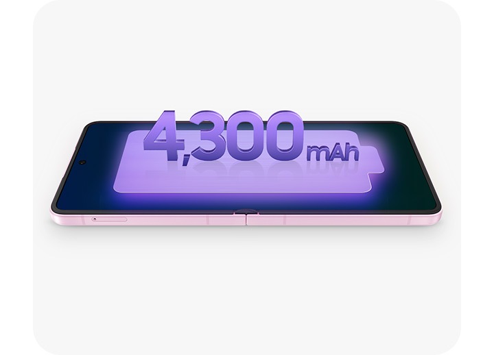 갤럭시 Z 플립8이 펼쳐져 있고 디스플레이에 4,300mAh 배터리 용량이 표시됩니다.