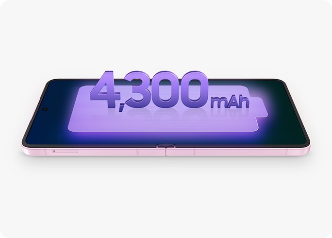 갤럭시 Z 플립8이 펼쳐져 있고 디스플레이에 4,300mAh 배터리 용량이 표시됩니다.