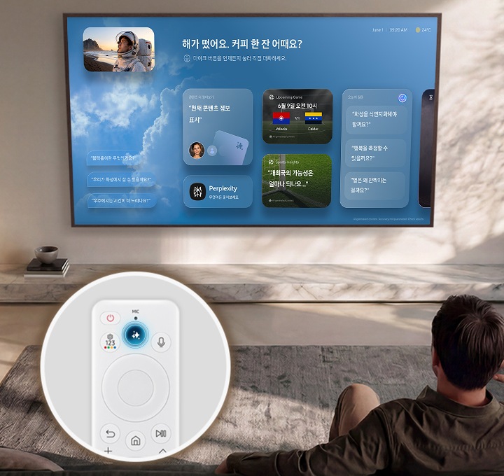 남성이 소파에 앉아서 TV 시청 중입니다. 남성 왼쪽에는 리모컨이 확대되어 있으며, ‘AI’ 버튼에 파란색으로 강조되어 있습니다. TV 화면 왼쪽 상단에는 우주복을 입은 사람의 오른쪽 얼굴이 나오며 그 뒤로는 산과 바다가 있습니다. 그 오른쪽으로는 사용자의 루틴에 맞춰 추천된 콘텐츠들이 있습니다.