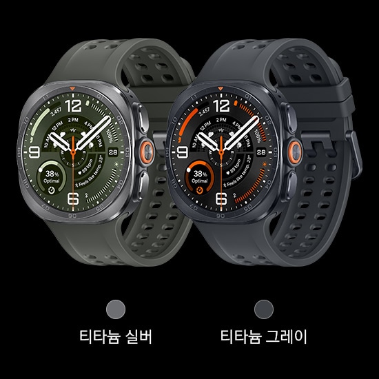 올리브 색상의 마린 밴드를 장착한 티타늄 실버 색상의 갤럭시 워치 울트라2가 약간 왼쪽을 향한 모습으로 갤럭시 워치와 밴드의 전체적인 디자인을 상세히 표현합니다. 블랙 색상의 마린 밴드를 장착한 티타늄 그레이 색상의 갤럭시 워치 울트라2가 약간 왼쪽을 향한 모습으로 갤럭시 워치와 밴드의 전체적인 디자인을 상세히 표현합니다.