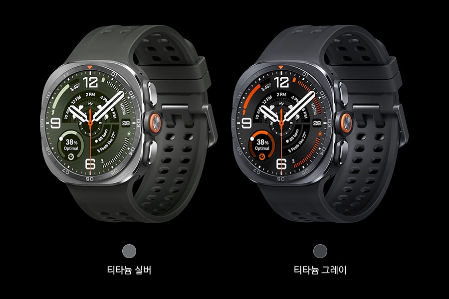 올리브 색상의 마린 밴드를 장착한 티타늄 실버 색상의 갤럭시 워치 울트라2가 약간 왼쪽을 향한 모습으로 갤럭시 워치와 밴드의 전체적인 디자인을 상세히 표현합니다. 블랙 색상의 마린 밴드를 장착한 티타늄 그레이 색상의 갤럭시 워치 울트라2가 약간 왼쪽을 향한 모습으로 갤럭시 워치와 밴드의 전체적인 디자인을 상세히 표현합니다.