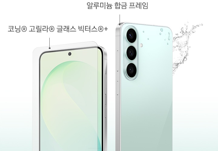 갤럭시 S26 FE 두 대가 전면과 후면으로 배치되어 있습니다. 코닝® 고릴라® 글래스 빅터스®+ 디스플레이 보호, 알루미늄 합금 프레임, 그리고 물방울 형태의 그래픽으로 표현된 뛰어난 내구성을 보여줍니다.
