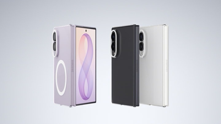 3대의 기기가 후면이 드러나도록 세로로 나란히 세워져 있는 모습입니다. 라벤더 색상의 기기는 반쯤 펼쳐져 있고, 그라파이트와 크림 색상의 기기는 완전히 접혀 있습니다.