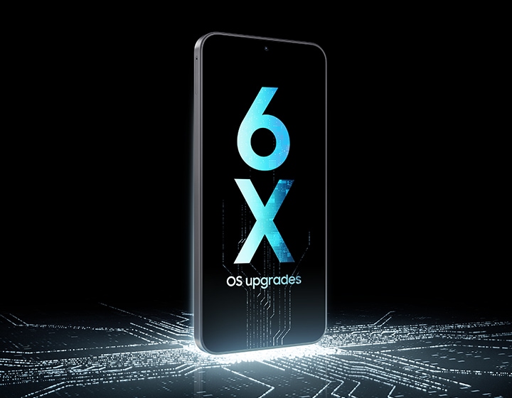 빛줄기가 뿜어 나오는 칩의 회로 위에 갤럭시 A18 기기가 세워져 있습니다. 화면에는 '6X OS 업그레이드'가 표시됩니다.