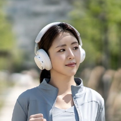 헤드폰을 쓴 여성