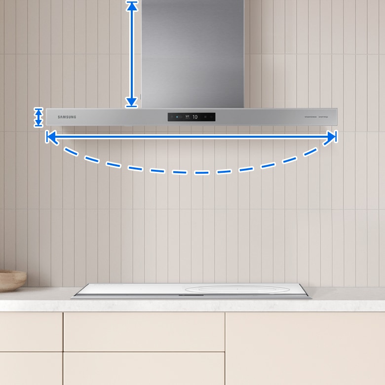베이지 톤 주방에 Bespoke 후드가 설치되어 있고 파란색 화살표가 표기되어 있습니다.