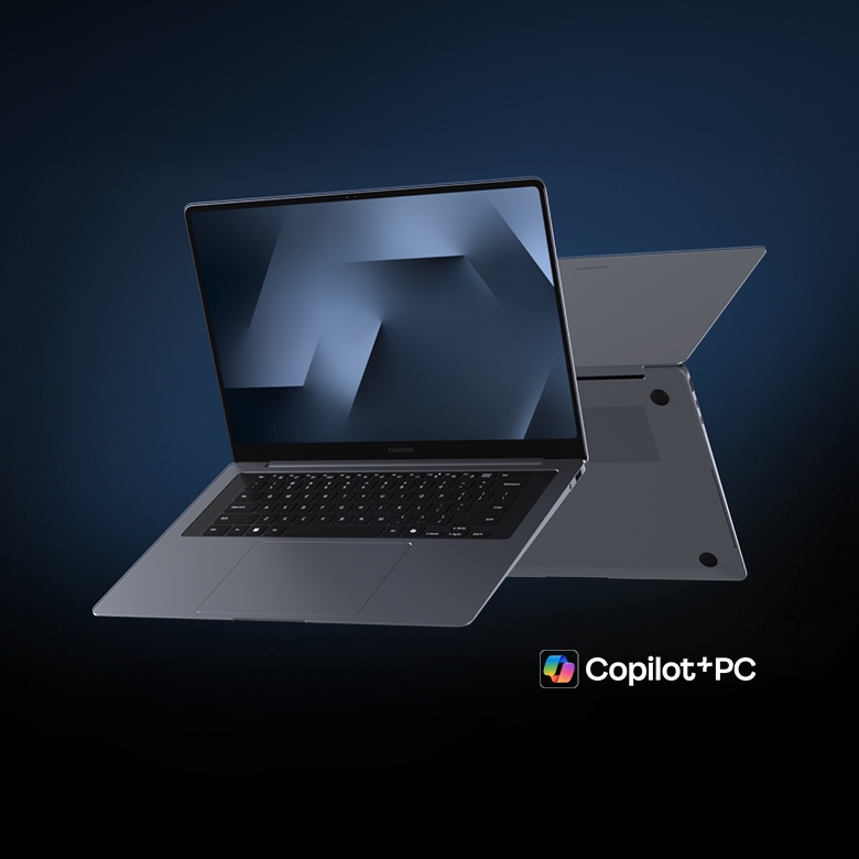 갤럭시 북6 제품이 화면이 열린 상태로 펼쳐져 있습니다. 화면에는 그레이 컬러 비정형 스크린이 보이고 우측 하단에는 Copilot+PC 로고가 보입니다.