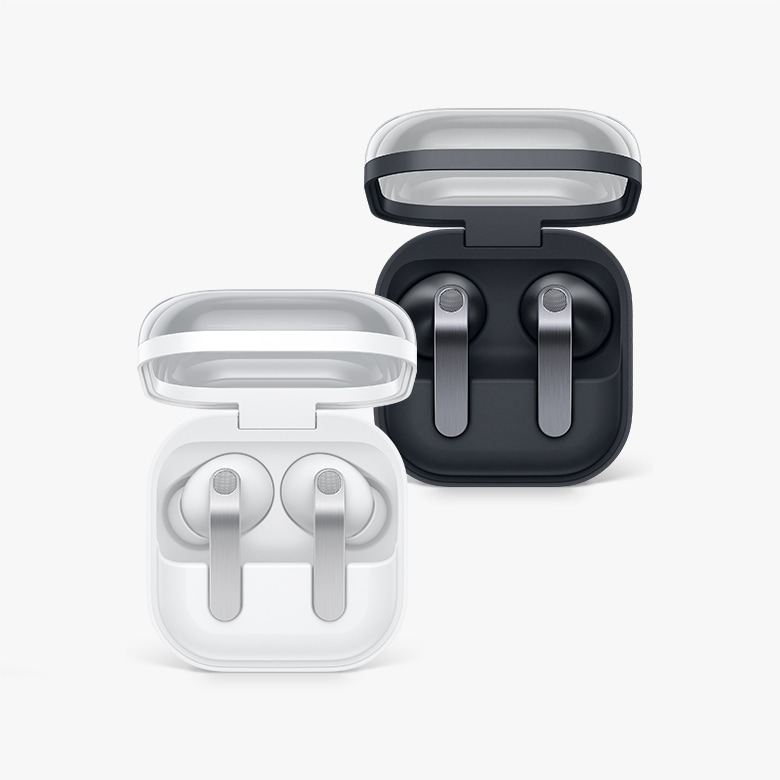 갤럭시 버즈 케이스가 오픈 되어있고, 이어버드가 케이스에 장착되어 있습니다.